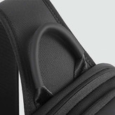 جزئیات بند و D‑رینگ مشکی کولهپشتی با دوخت تقویتشده و زیپ جانبی