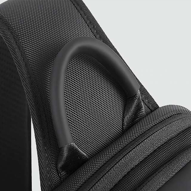 جزئیات بند و D‑رینگ مشکی کولهپشتی با دوخت تقویتشده و زیپ جانبی