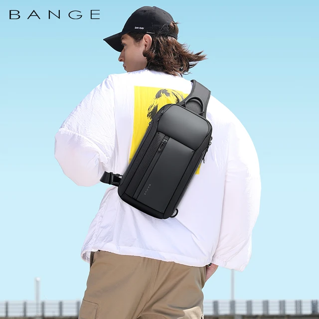 کیف کراسبادی مشکی برند BANGE روی دوش فردی با لباس اسپرت در فضای باز، مناسب استایل شهری