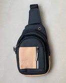 کیف کراسبادی کرم و مشکی برند Philipp Plein با جیب جلویی زیپدار