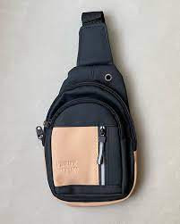 کیف کراسبادی کرم و مشکی برند Philipp Plein با جیب جلویی زیپدار