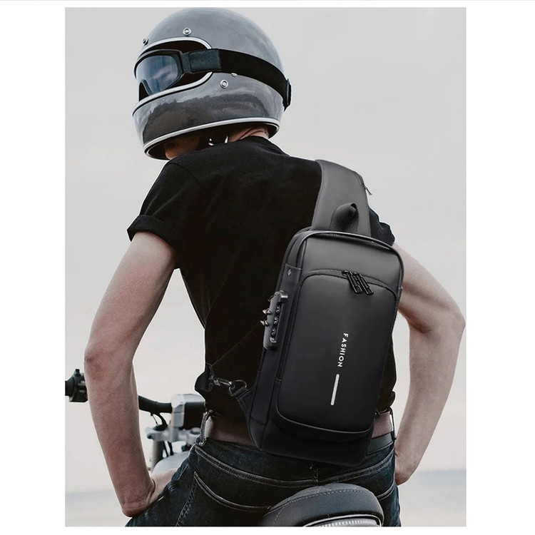 کیف کراسبادی مشکی روی دوش موتورسوار با طراحی اسپرت و بند قابل تنظیم، مناسب استفاده شهری و موتوری