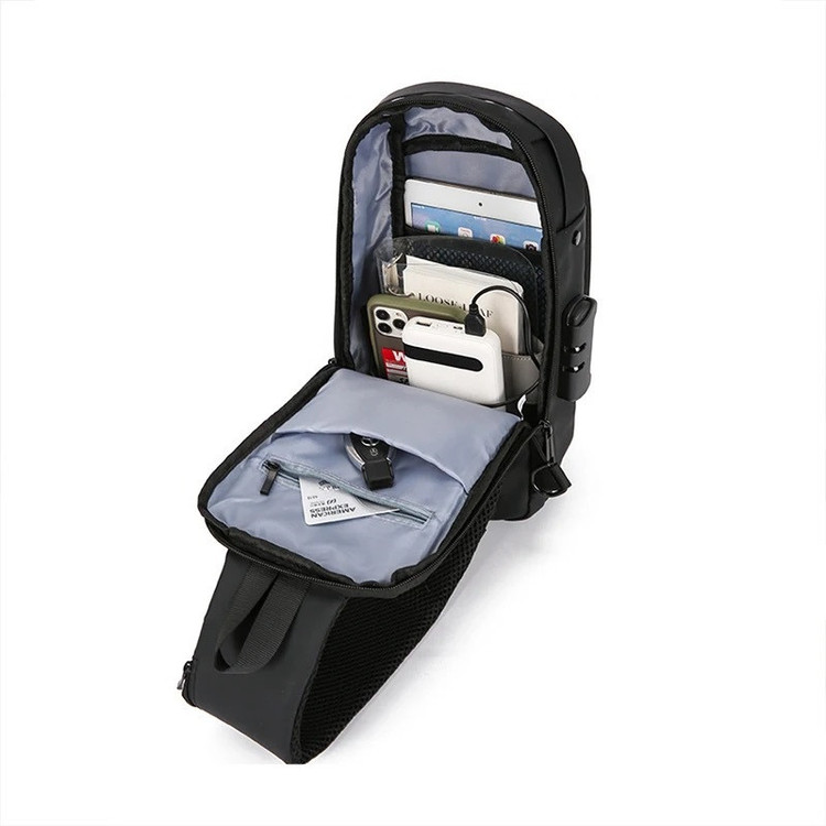 کیف کراسبادی مشکی با فضای داخلی باز شامل تبلت، دفترچه، موبایل و پاوربانک، طراحی منظم و کاربردی