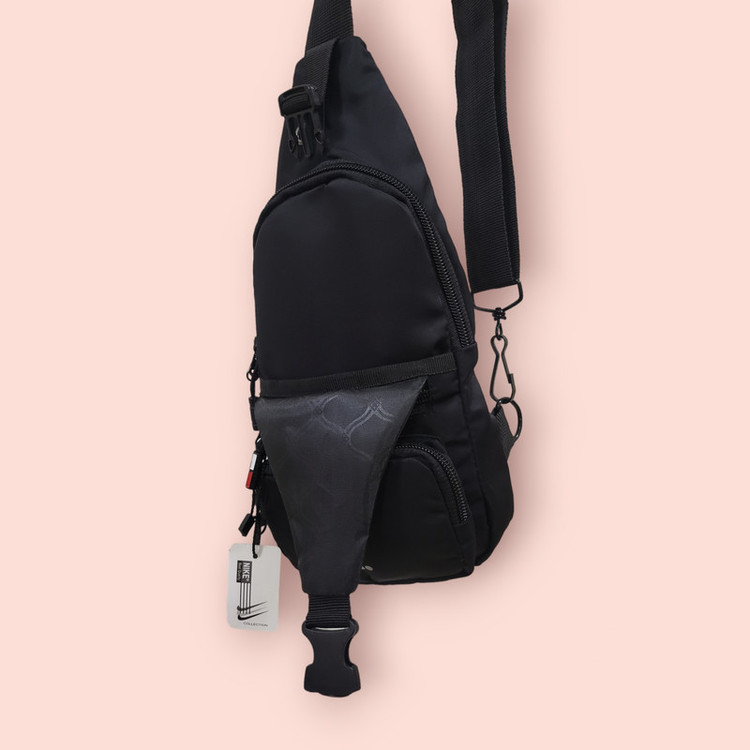 نمای بالای بادی بگ نایک با نمایش قسمت زیپی اصلی