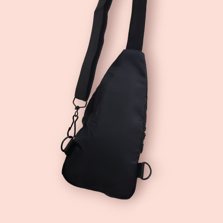 نمای پشت کیف کراس بادی نایک مشکی و بند تنظیم شونده