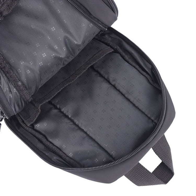 نمای داخلی کولهپشتی مشکی با جیبها و فضای تفکیک شده