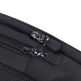 نمای نزدیک زیپهای مشکی با بند بافتهشده روی سطح ضدآب کیف، همراه با بخش توری پایین