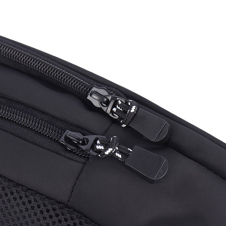 نمای نزدیک زیپهای مشکی با بند بافتهشده روی سطح ضدآب کیف، همراه با بخش توری پایین