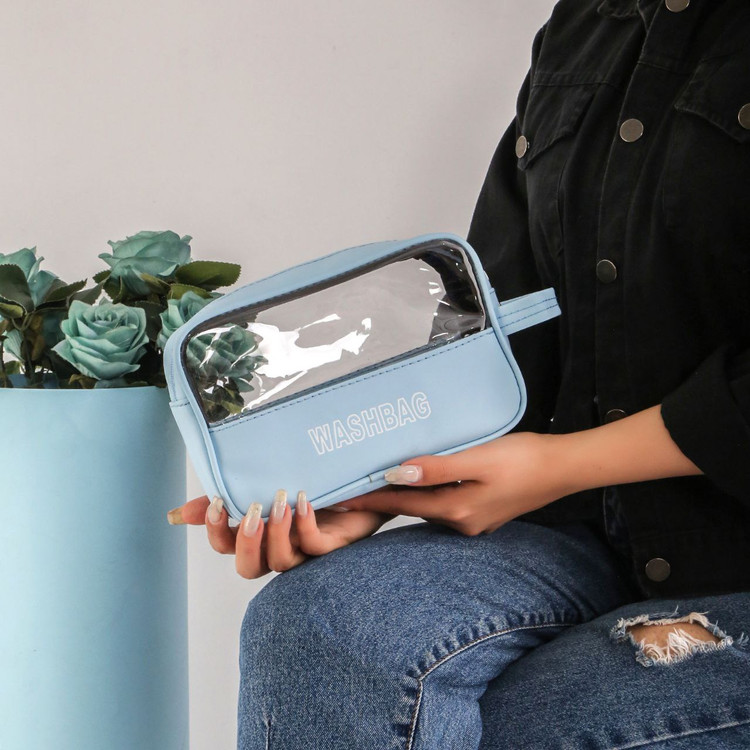 کیف کمری آبی با پنل شفاف و چاپ WASHBAG، مناسب نگهداری لوازم شخصی و بهداشتی