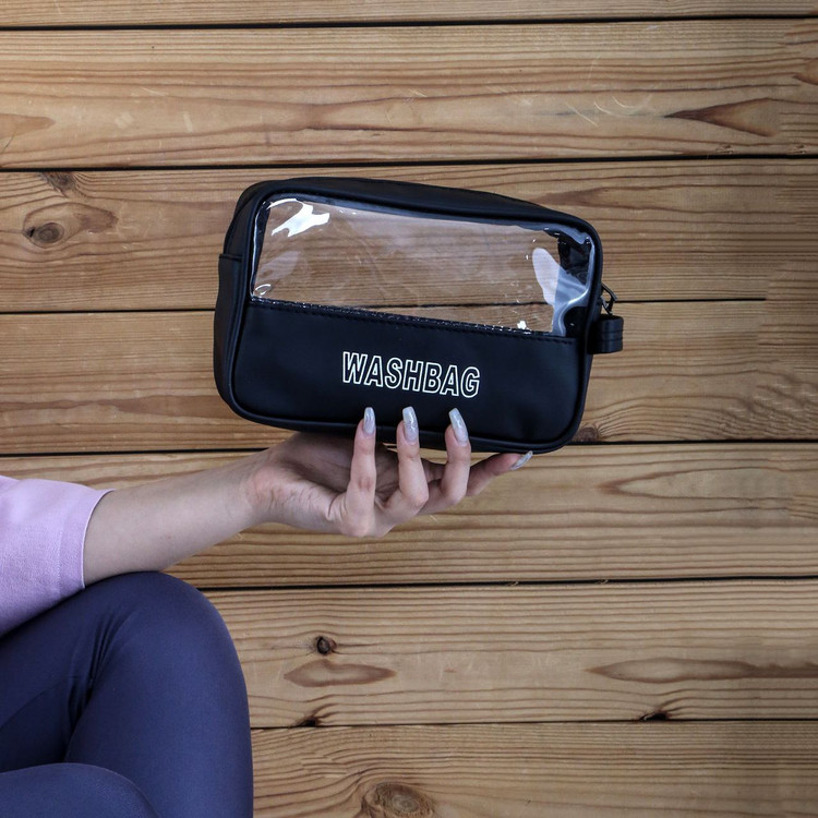 کیف شفاف مشکی با چاپ WASHBAG، دارای زیپ بالایی و مناسب نگهداری لوازم شخصی و بهداشتی