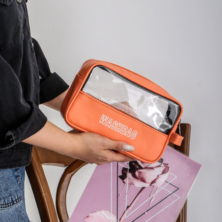 کیف شفاف گلبهی با چاپ WASHBAG مناسب نگهداری لوازم شخصی و بهداشتی