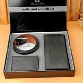 ست رسمی شامل کمربند چرمی مشکی با سگک فلزی، کیف پول بلند و جا کارتی هماهنگ، ارائهشده در جعبه برند Massimo Dutti