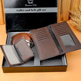 جعبه هدیه برند Massimo Dutti شامل کمربند چرمی قهوهای، کیف پول بلند و جا کارتی هماهنگ، چیدمانشده در فوم مشکی