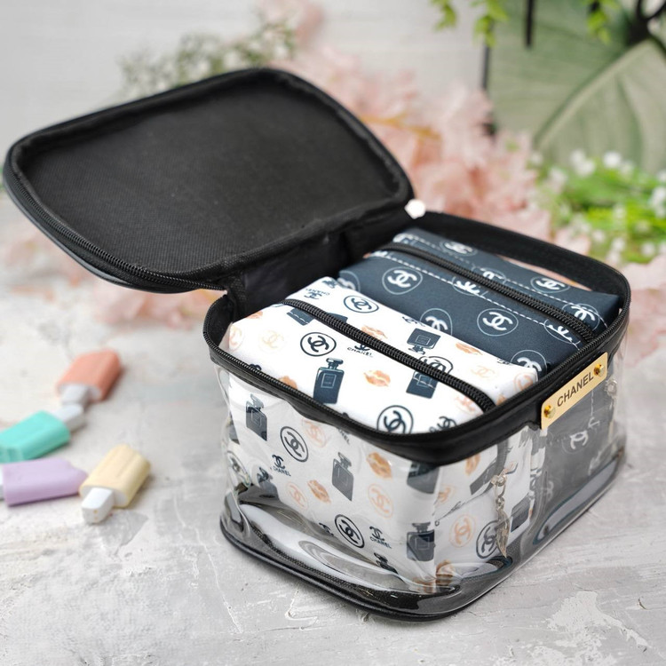 کیف آرایشی زنانه شفاف با زیپ مشکی، شامل سه کیف داخلی با طرح لوگوی Chanel و گرافیکهای آرایشی، مناسب برای نگهداری لوازم آرایشی در سفر یا استفاده روزمره