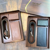 دو ست هدیه چرمی طبیعی  شامل کمربند، کیف پول و جا کارتی، ارائهشده در جعبه چوبی لوکس با رنگبندی مشکی و قهوهای