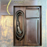 ست هدیه چرمی طبیعی قهوهای شامل کمربند، کیف پول و جا کارتی، چیدمانشده در جعبه چوبی