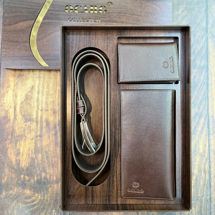 ست هدیه چرمی طبیعی قهوهای شامل کمربند، کیف پول و جا کارتی، چیدمانشده در جعبه چوبی