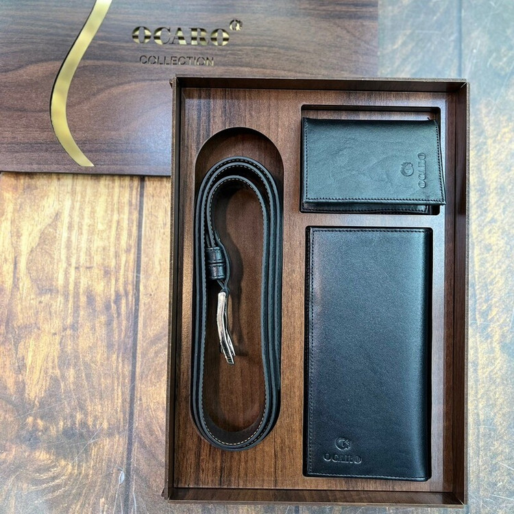 ست هدیه چرمی طبیعی مشکی شامل کمربند، کیف پول و جا کارتی، قرارگرفته در جعبه چوبی با طراحی کلاسیک