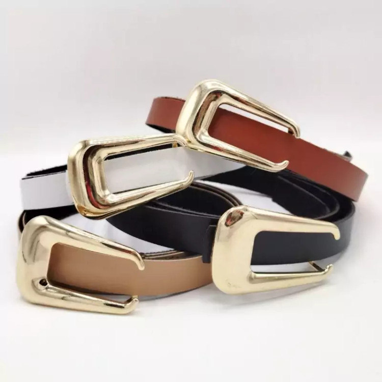 چهار کمربند زنانه با عرض ۲ سانت در رنگهای سفید، قهوهای، مشکی و کرم با سگک طلایی مدرن، مناسب استایلهای شیک و روزمره