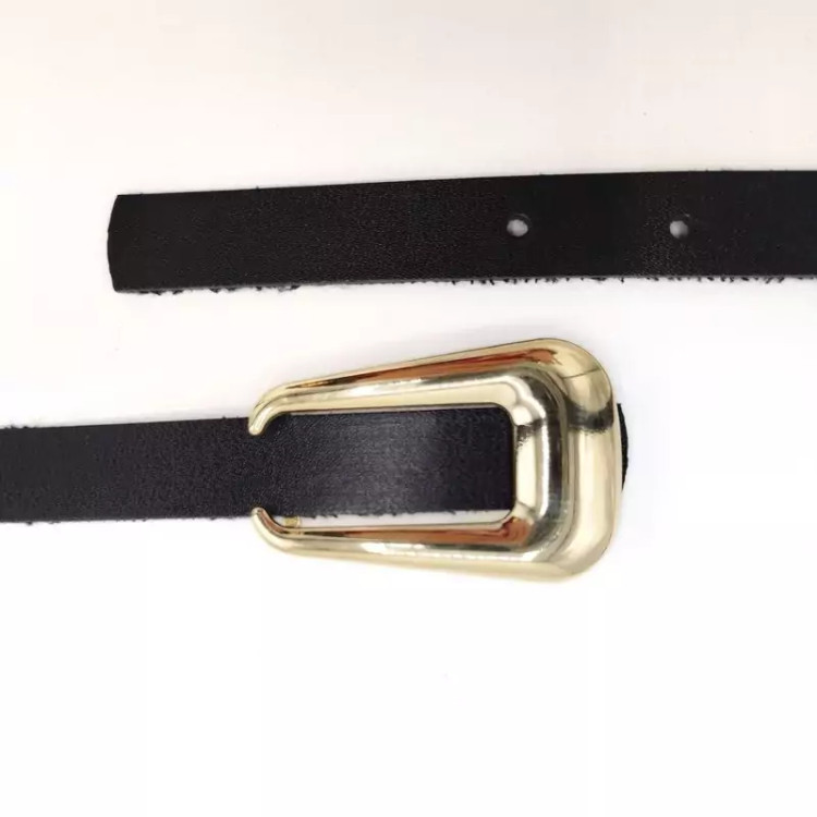 کمربند زنانه مشکی با سگک طلایی قلابدار کوچ و عرض ۲ سانت، انتخابی شیک برای استایلهای رسمی و شبانه