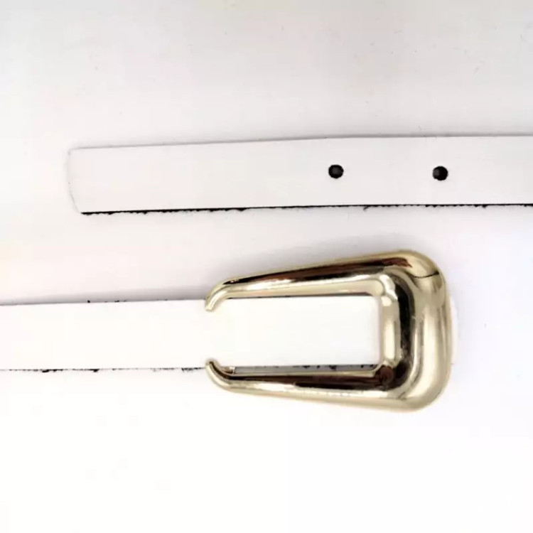 کمربند زنانه سفید با سگک طلایی کوچ و عرض ۲ سانت، مناسب استایلهای تابستانی و مینیمال