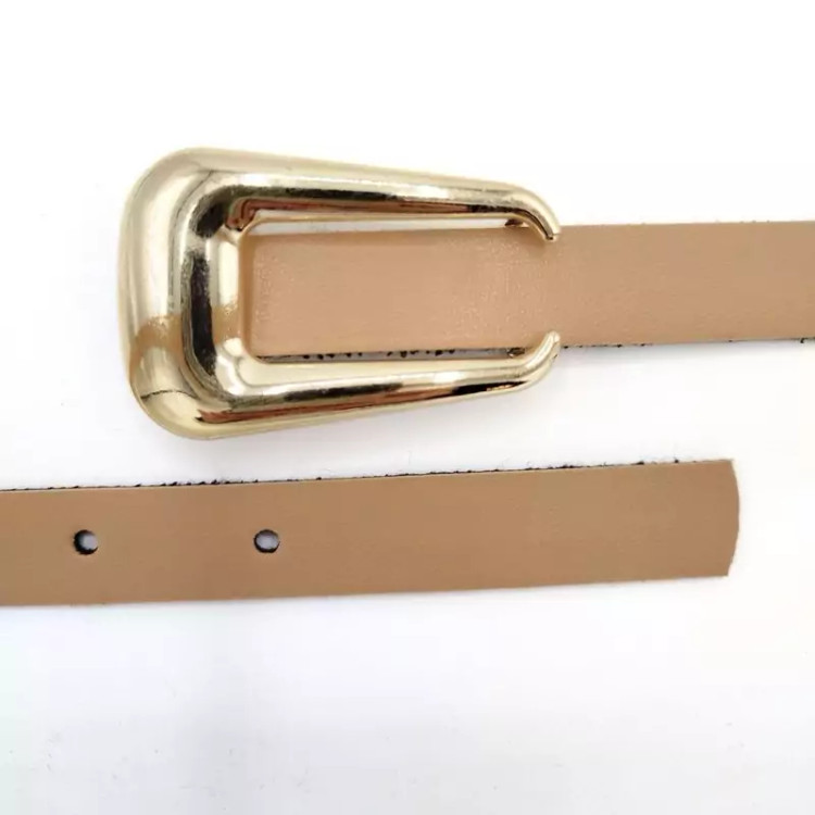 کمربند زنانه کرم با سگک طلایی قلابدار و عرض ۲ سانت، مناسب ترکیب با لباسهای روشن و استایلهای روزمره