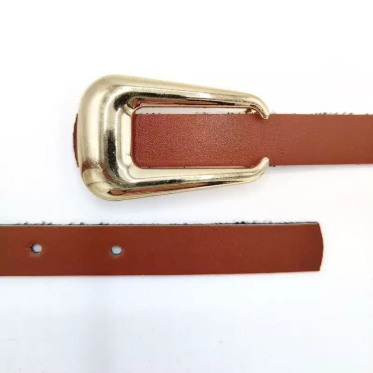 کمربند زنانه عسلی با سگک طلایی قلابدار و عرض ۲ سانت، مناسب استایلهای پاییزی و کلاسیک