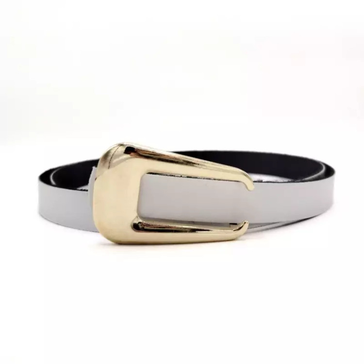 کمربند زنانه سفید با عرض ۲ سانت و سگک طلایی مدرن، مناسب استایلهای تابستانی و مینیمال
