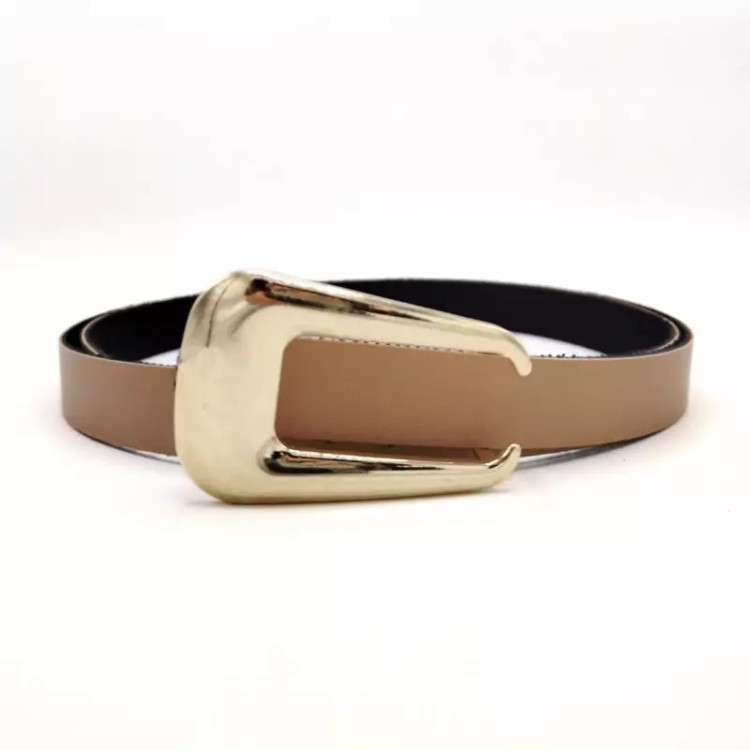 کمربند زنانه کرم با عرض ۲ سانت و سگک طلایی خاص، مناسب ترکیب با لباسهای روشن و استایلهای روزمره