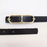کمربند زنانه چرمی مشکی با عرض ۲ سانت و سگک طلایی بیضیشکل، مناسب استایلهای رسمی و مینیمال