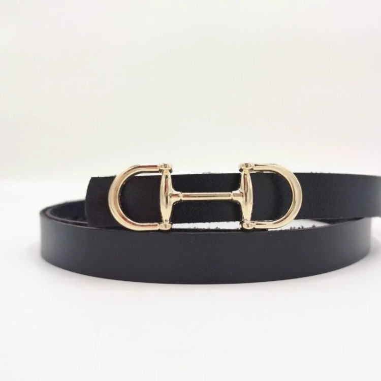 خرید کمربند طلایی فریگاما با لباس مشکی - استایل شبانه