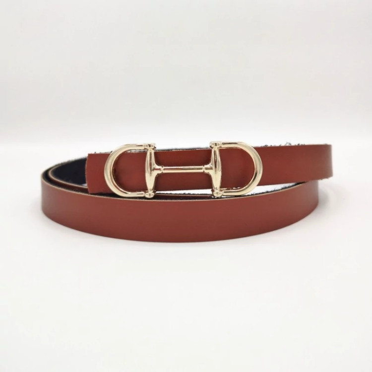 کمربند زنانه چرمی عسلی با سگک طلایی فریگاما، مناسب استایلهای کلاسیک و شیک