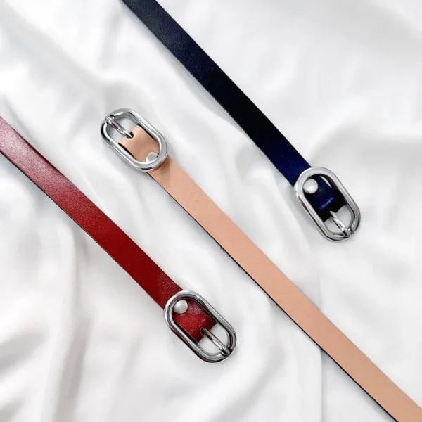 نمای نزدیک سگک دکمهای کمربند زنانه - طراحی مینیمال و بدون لوگو