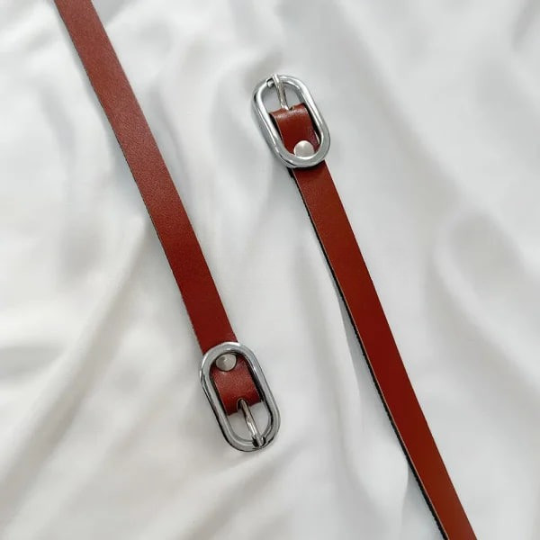 کمربند باریک زنانه با شلوار جین - ترکیب استایل اسپرت و روزمره