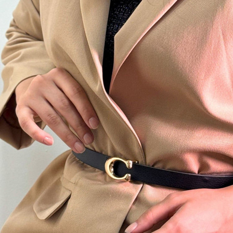 کمربند زنانه مشکی با سگک طلایی طرح کوچ، مناسب استایلهای رسمی و مجلسی با جلوه لوکس