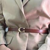 کمربند زنانه چرمی قهوهای با سگک طلایی طرح کوچ، مناسب استایلهای کلاسیک و پاییزی