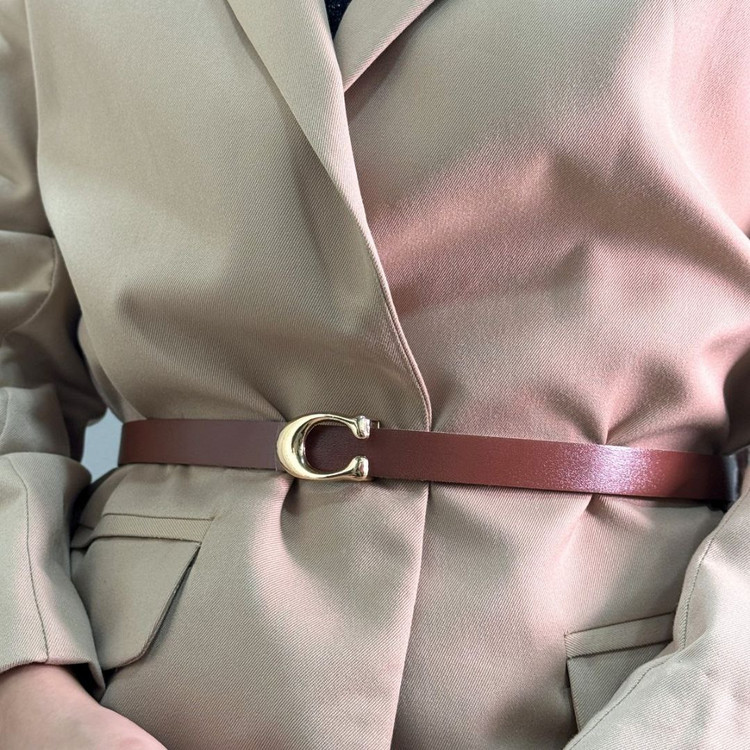 کمربند زنانه چرمی قهوهای با سگک طلایی طرح کوچ، مناسب استایلهای کلاسیک و پاییزی