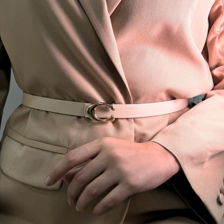 کمربند زنانه کرم با سگک طلایی طرح کوچ مناسب ترکیب با لباسهای روشن و استایلهای روزمره