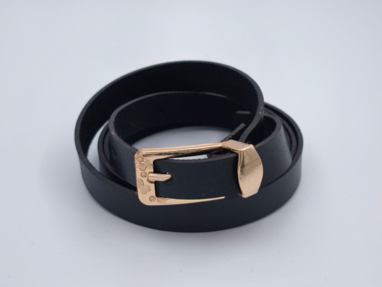 کمربند زنانه مشکی چرمی با سگک طلایی فلزی طرحدار مناسب لباس مجلسی و مانتو