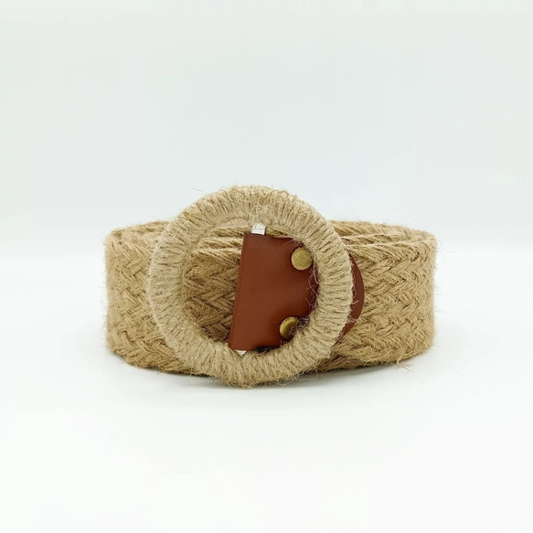 کمربند زنانه پهن با سگک دایرهای گرد و بافت کنفی به رنگ کرم طبیعی