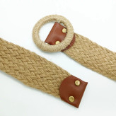 کمربند زنانه حصیری رنگ کرمی با سگک گرد و تزیین چرم قهوهای، مناسب استایل تابستانی و مانتوهای ساحلی