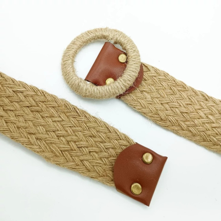 کمربند زنانه حصیری رنگ کرمی با سگک گرد و تزیین چرم قهوهای، مناسب استایل تابستانی و مانتوهای ساحلی
