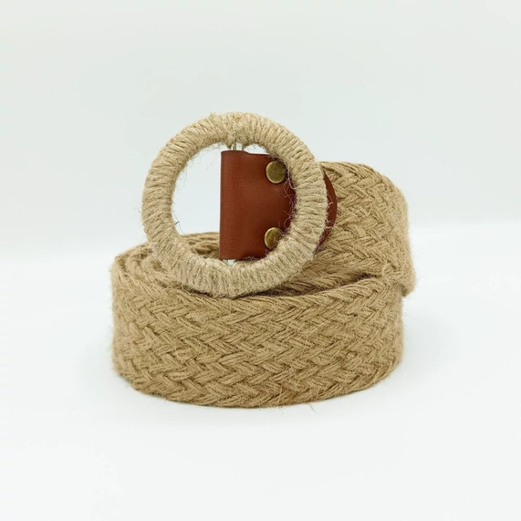 تصویر یک کمربند پهن زنانه از جنس کنف با سگک دایرهای پوشیدهشده از همان بافت، و جزئیات چرمی قهوهای با دکمههای طلایی