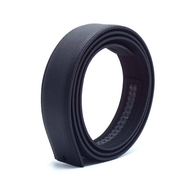 نمای نزدیک از مکانیزم ریل در کمربند مردانه مشکی بدون سگک – مناسب ست رسمی یا روزمره