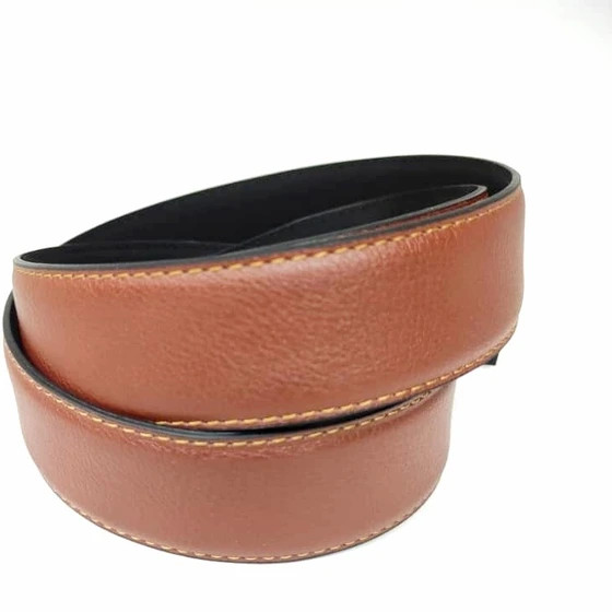 کمربند ریلی قهوهای بدون سگک، از چرم مصنوعی با لبه سیاه و دوخت تمیز، مناسب برای تعویض سگک ریلی مردانه