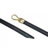 نمای نزدیک از قلاب فلزی طلایی کمربند گرهزن چرمی مشکی سایز بزرگ با دوخت تمیز و ظاهری خاص