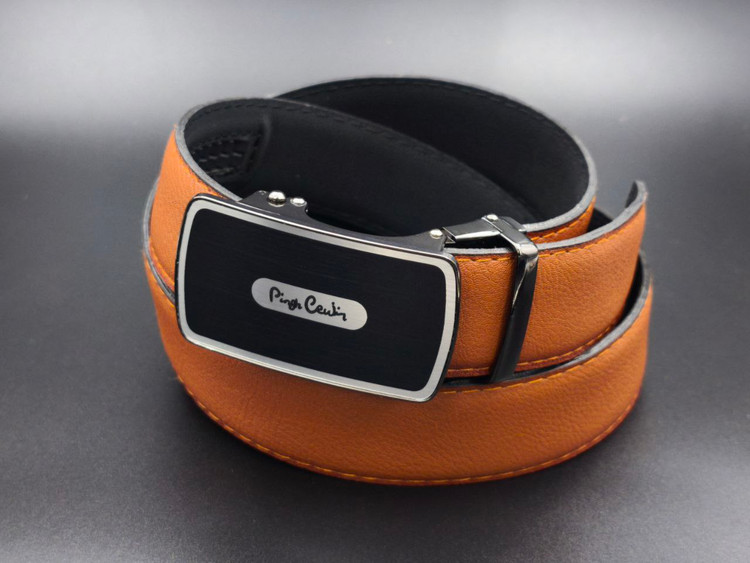 نمای نزدیک از سگک ریلی مشکی طلایی کمربند مردانه با بند چرمی مشکی و دوخت بغل