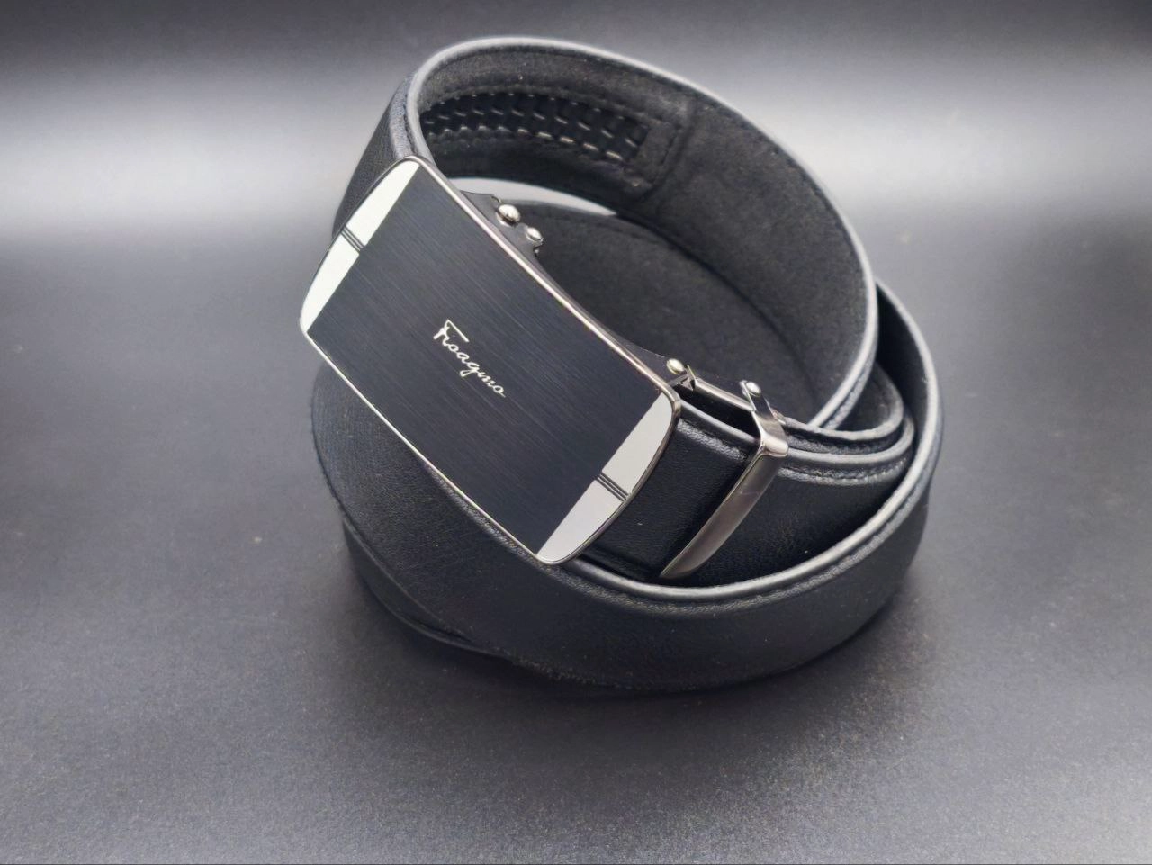 کمربند مردانه عسلی با چرم مصنوعی و سگک ریلی طرح خاص – مناسب استایل نیمهرسمی