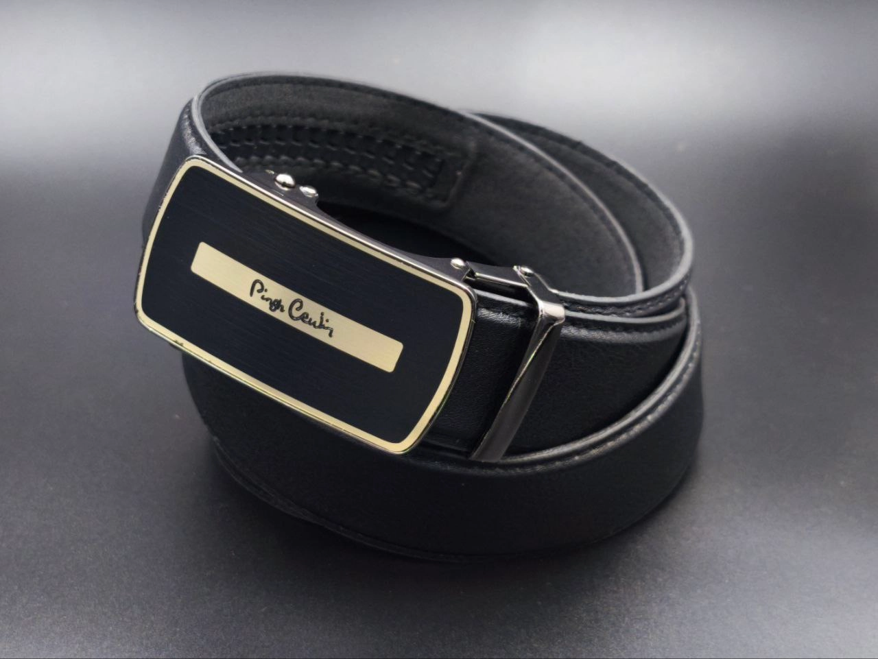 کمربند ریلی مردانه مشکی با سگک فلزی مستطیلی مشکی طلایی و دوخت بغل – مدل Pierre Cardin