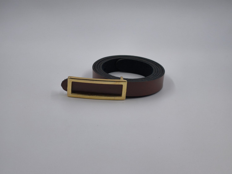 کمربند زنانه 2 سانتی قهوهای با سگک طلایی – مناسب تیپهای نیمهرسمی و کلاسیک